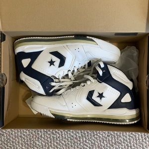 EUC Converse Sneakers Mens Size 9